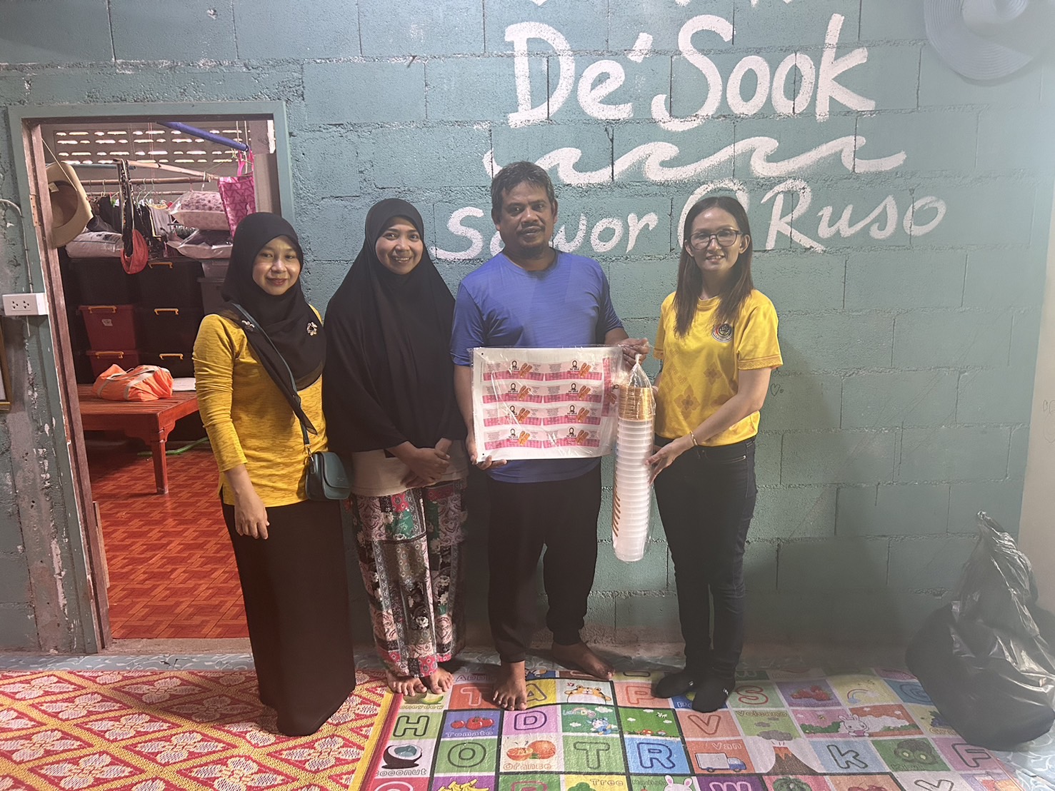 📰สำนักงานพัฒนาชุมชนอำเภอรือเสาะ ลงพื้นที่ส่งมอบบรรจุภัณฑ์ตามโครงการพัฒนาผลิตภัณฑ์ OTOP กลุ่มปรับตัวสู่การพัฒนา (Quadrant D) ให้มีคุณภาพมาตรฐาน📰📝