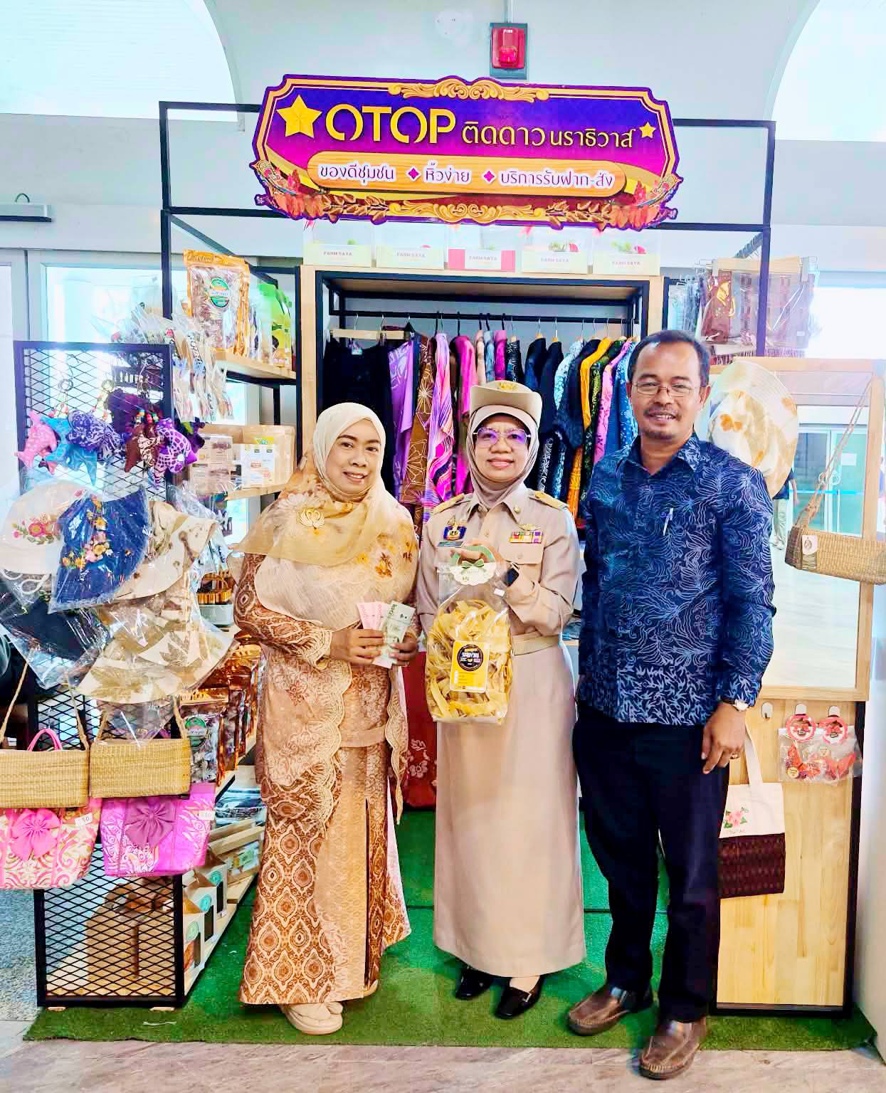 "พช.นราธิวาส" รุกตลาดพรีเมียม! ตรวจเยี่ยม "ร้าน OTOP ติดดาวนราธิวาส" ณ สนามบินนราธิวาส ชูของดีชุมชน สู่สายตานักท่องเที่ยว