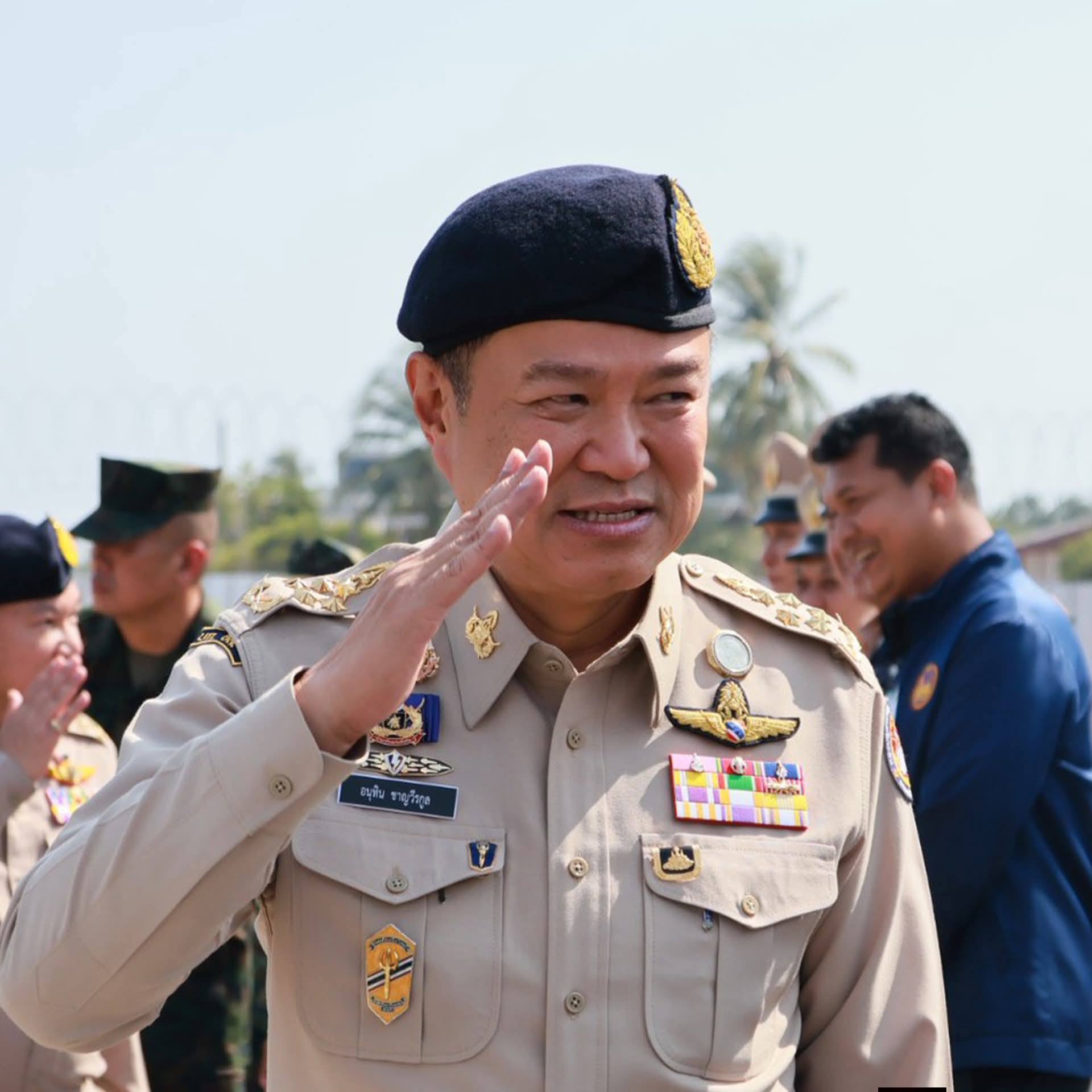 พช.นราธิวาส ร่วมต้อนรับนายกรัฐมนตรีและรัฐมนตรีว่าการกระทรวงมหาดไทย พร้อมคณะ ในโอกาสลงพื้นที่ตรวจราชการจังหวัดชายแดนภาคใต้ ขับเคลื่อนงานความมั่นคงและการพัฒนาพื้นที่