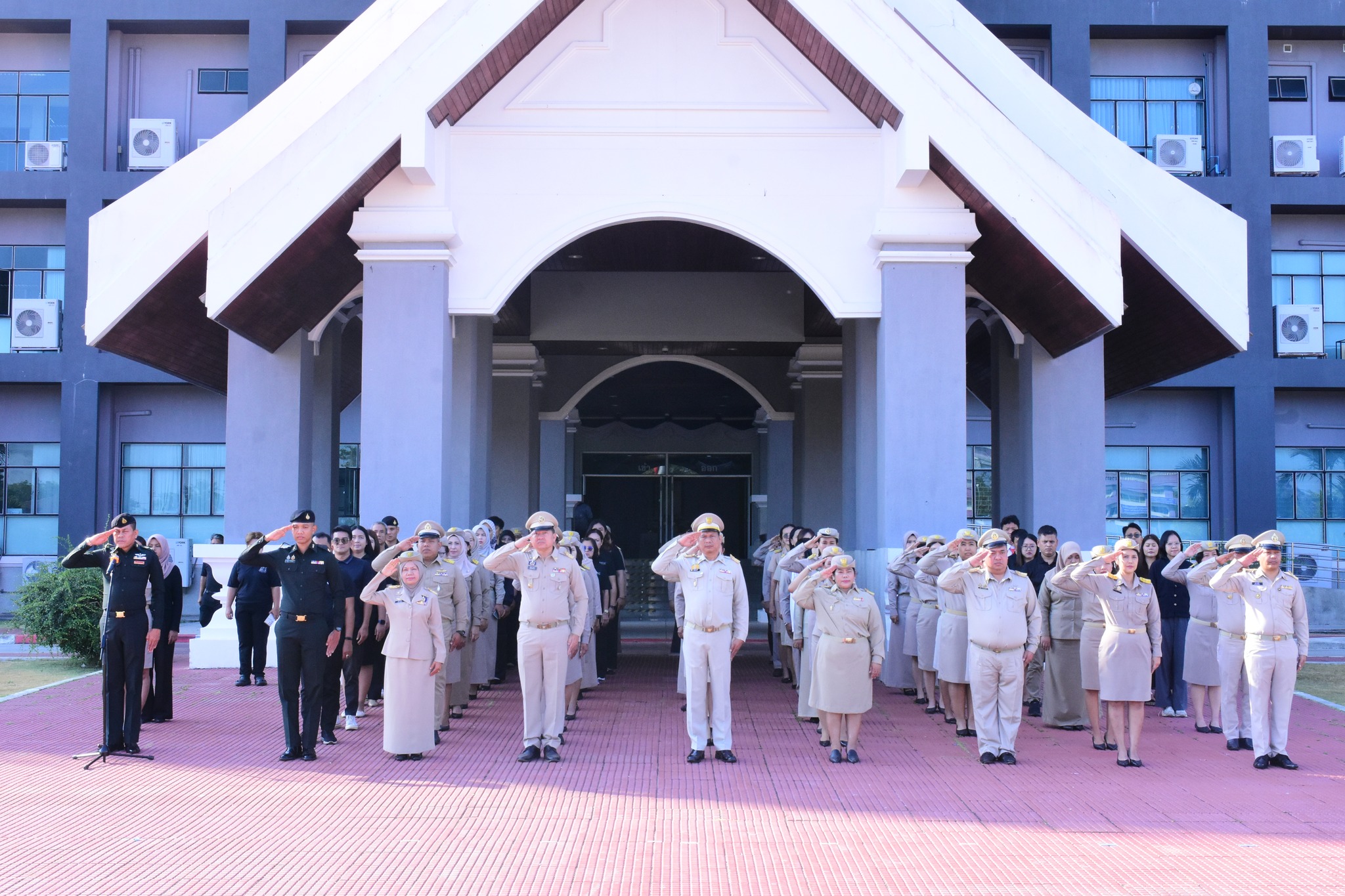 พช.นราธิวาส ร่วมกิจกรรมเข้าแถวเคารพธงชาติ สวดมนต์และขอดุอาอ์ เสริมสิริมงคลก่อนเริ่มงาน ร้อยรวมพลังความสามัคคี แสดงความจงรักภักดีต่อสถาบันหลักของชาติ