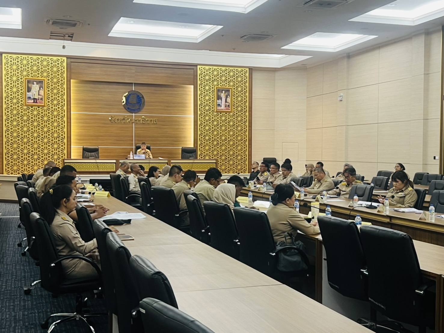 พช.นราธิวาส ร่วมประชุมขับเคลื่อนโครงการอันเนื่องมาจากพระราชดำริภาคใต้ ชูความสำเร็จ "ฝายไอร์ยาเด๊ะ" ต่อยอดข้าวพื้นเมืองสู่ OTOP และชุมชนท่องเที่ยวอย่างยั่งยืน