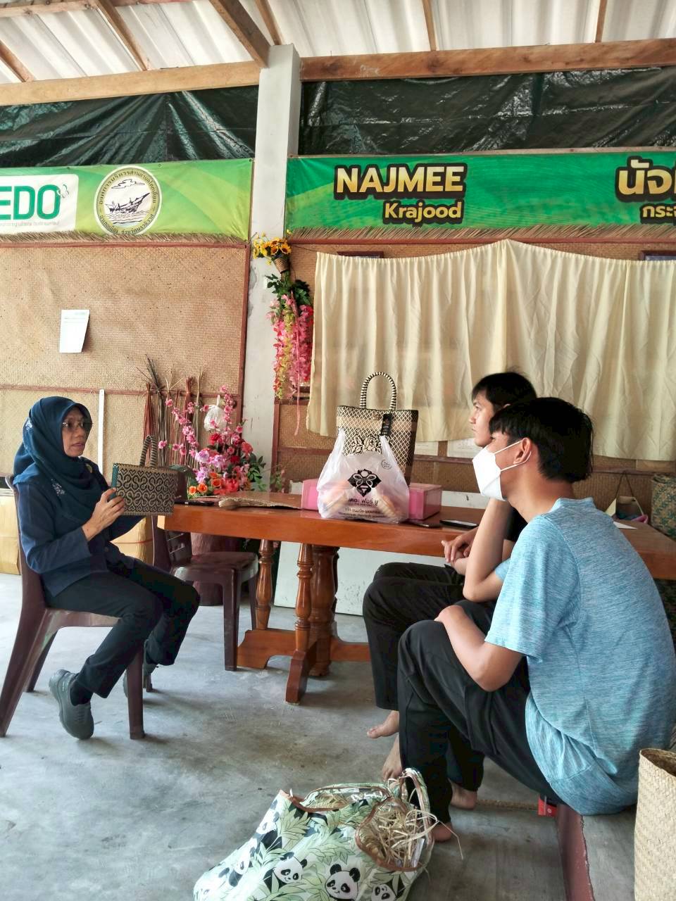 พช.นราธิวาส ลงพื้นที่หนุนกลุ่มสตรีสานเสื่อกระจูดบ้านโคกพะยอม ต่อยอดภูมิปัญญาหัตถกรรม สู่เวทีการประกวดลายผ้าพระราชทานฯ ประจำปี 2569