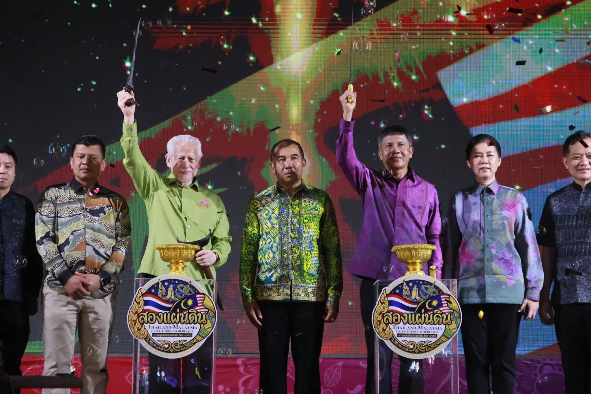 พช.นราธิวาส ร่วมพิธีเปิดงาน "วัฒนธรรมสองแผ่นดิน" เชื่อมสัมพันธ์ไทย-มาเลย์ ชู OTOP พรีเมียม กระตุ้นเศรษฐกิจฐานรากชายแดนใต้