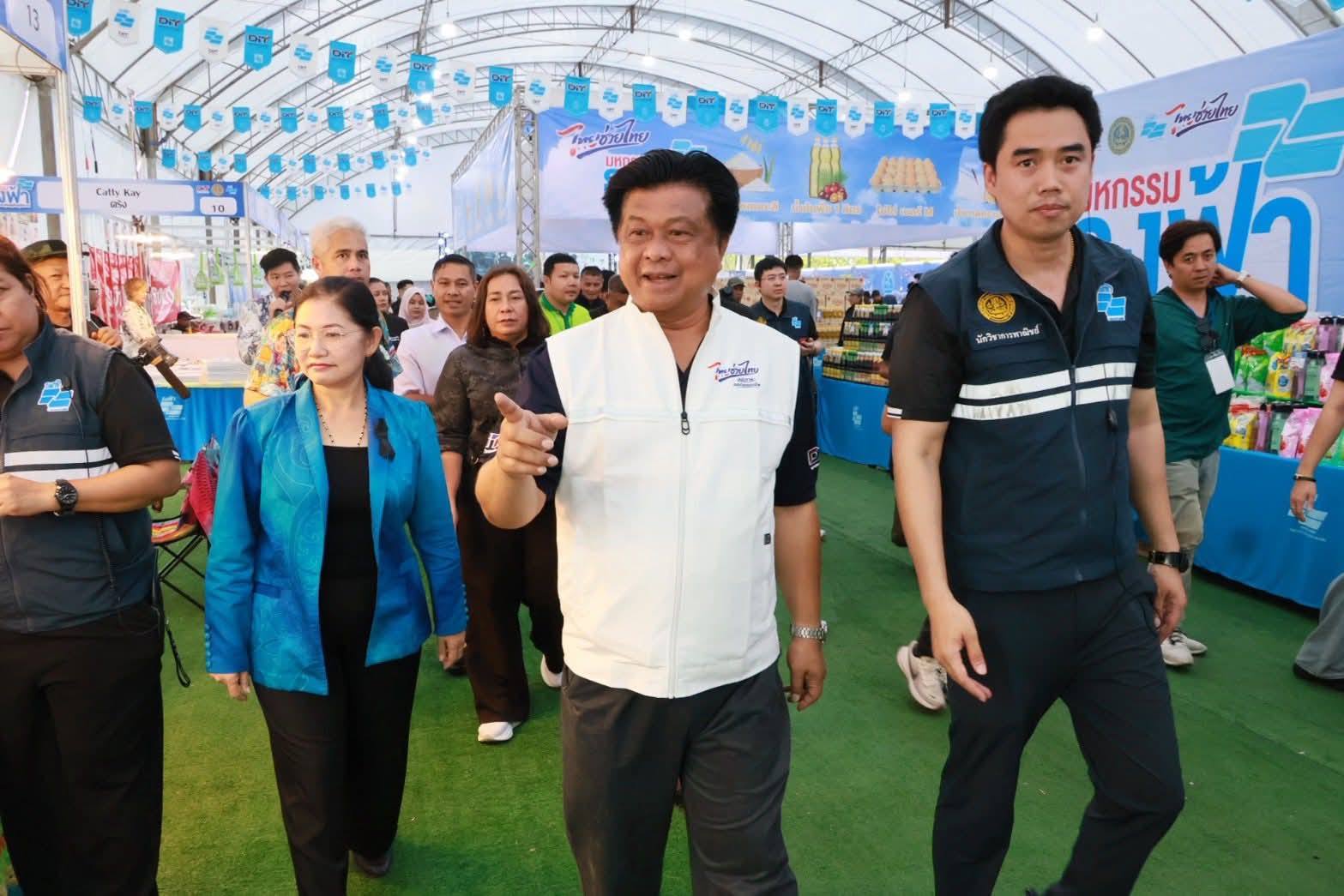 พช.นราธิวาส บูรณาการขับเคลื่อนนโยบาย "ไทยช่วยไทย" ร่วมงาน "มหกรรมธงฟ้าขับเคลื่อนเศรษฐกิจภูมิภาค" กระตุ้นเศรษฐกิจฐานราก ลดค่าครองชีพประชาชน