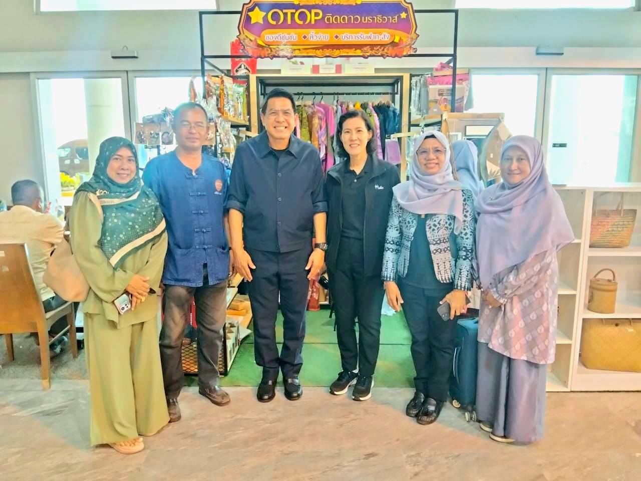 พช.นราธิวาส ผนึกกำลังเครือข่าย OTOP นำคณะผู้แทน "ไทยเบฟฯ" เยี่ยมชมร้าน "OTOP ติดดาว" ณ ท่าอากาศยานนราธิวาส มุ่งยกระดับผลิตภัณฑ์ชุมชนสู่สากล