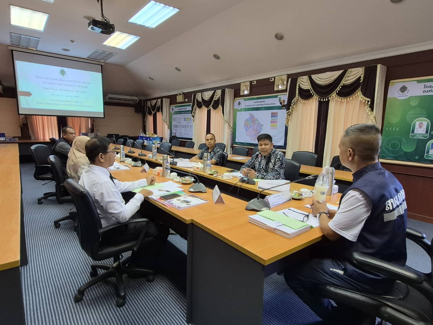 พช.นราธิวาส ร่วมประชุมคัดเลือก "ศส.ปชต. ต้นแบบ" ระดับจังหวัด บูรณาการเครือข่ายส่งเสริมวิถีประชาธิปไตย สร้างความเข้มแข็งสู่ชุมชน