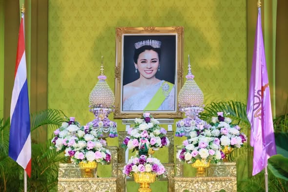 พช.นราธิวาส นำเจ้าหน้าที่ร่วมลงนามถวายพระพรชัยมงคล เนื่องในโอกาสพระราชพิธีมหามงคลเฉลิมพระชนมพรรษา 4 รอบ สมเด็จพระนางเจ้าฯ พระบรมราชินี