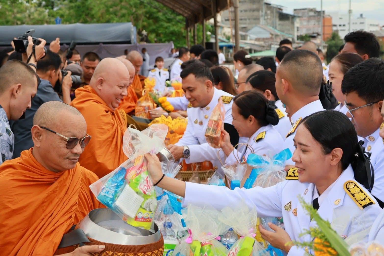 พช.นราธิวาส ร่วมใจภักดิ์! ร่วมทำบุญตักบาตรถวายพระราชกุศล เนื่องในโอกาสพระราชพิธีมหามงคลเฉลิมพระชนมพรรษา 4 รอบ สมเด็จพระนางเจ้าฯ พระบรมราชินี