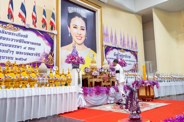 พช.นราธิวาส ร้อยรวมใจภักดิ์ ร่วมพิธีถวายเครื่องราชสักการะและจุดเทียนถวายพระพรชัยมงคล เนื่องในโอกาสพระราชพิธีมหามงคลเฉลิมพระชนมพรรษา 4 รอบ สมเด็จพระนางเจ้าฯ พระบรมราชินี