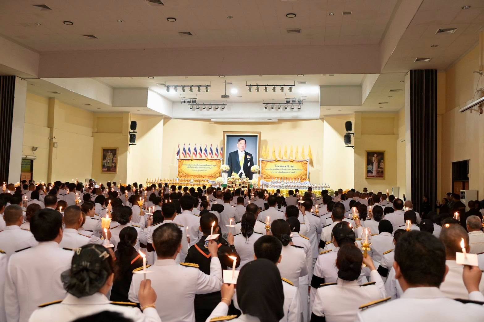 พช.นราธิวาส ร่วมพิธีถวายเครื่องราชสักการะและจุดเทียนถวายพระพรชัยมงคล เฉลิมพระเกียรติในหลวง ร.10