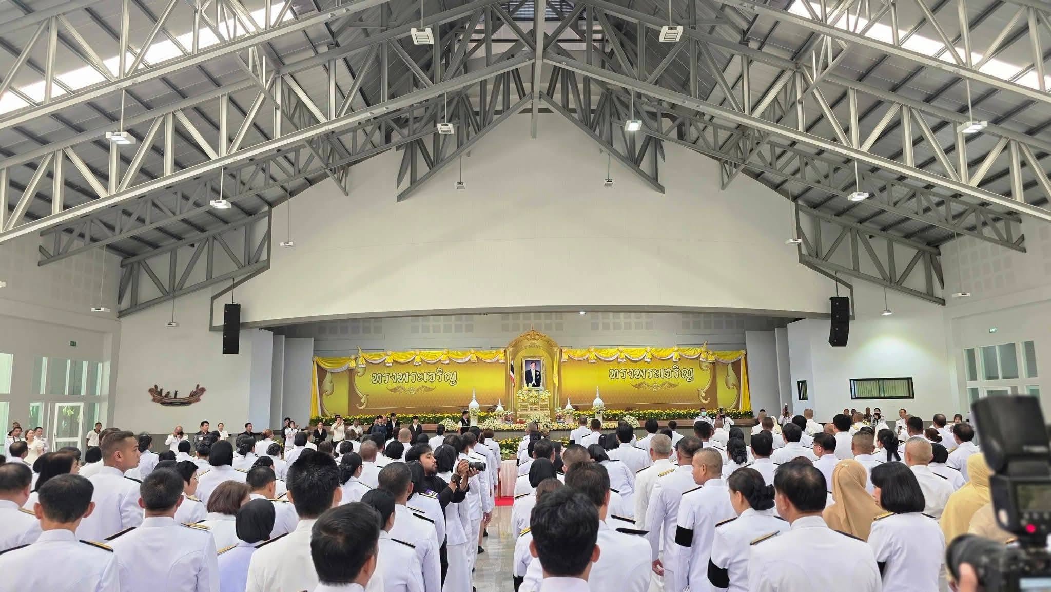 พช.นราธิวาส นำข้าราชการร่วมลงนามถวายพระพรชัยมงคล เฉลิมพระเกียรติในหลวง ร.10 เนื่องในโอกาสวันเฉลิมพระชนมพรรษา